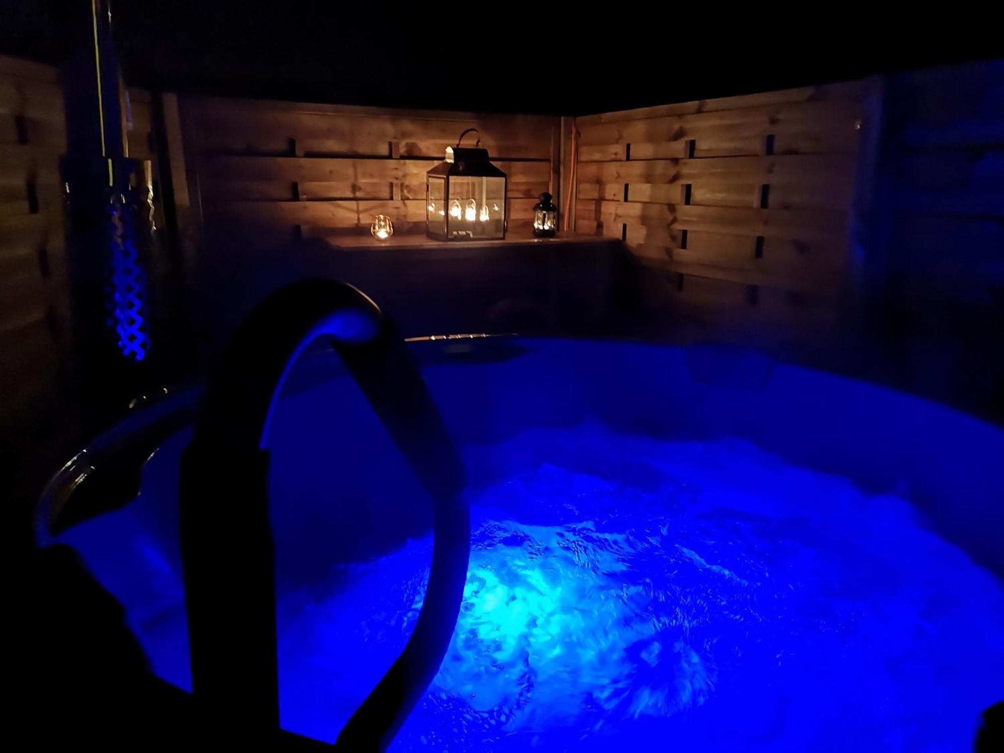 Ruhig Gelegene, Top Moderne Ferienwohnung - Hot Tub Und Sauna Gegen Aufpreis Neuhaus an Der Eger Bagian luar foto